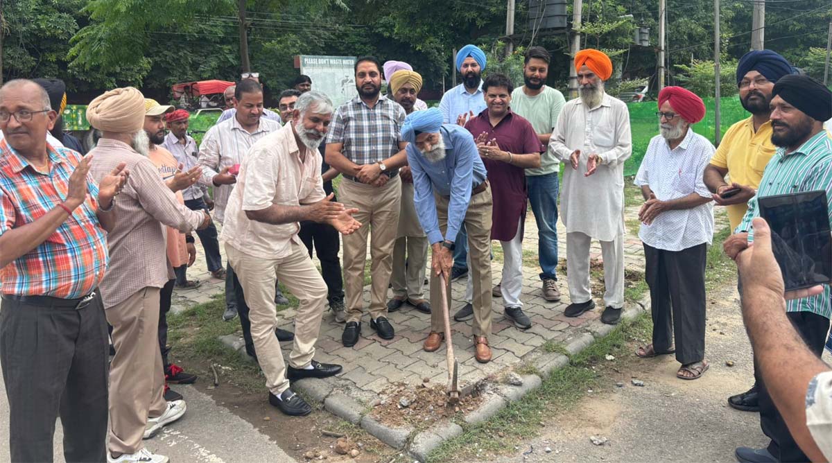 Mayor Amarjit Singh Jeeti Sidhu inaugurated the work of installing new grills in Industrial Area Phase-7 at a cost of Rs 49 lakh.